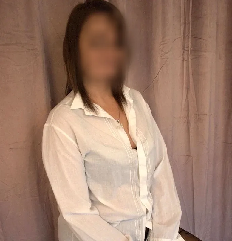 Amara, 38