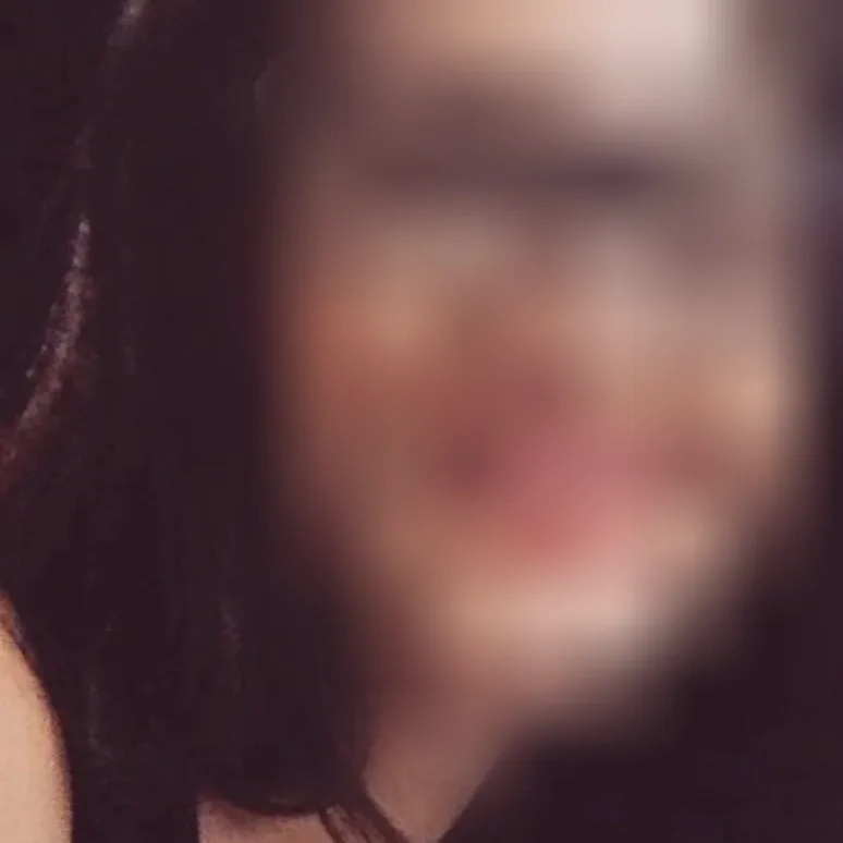 Ellie, 25